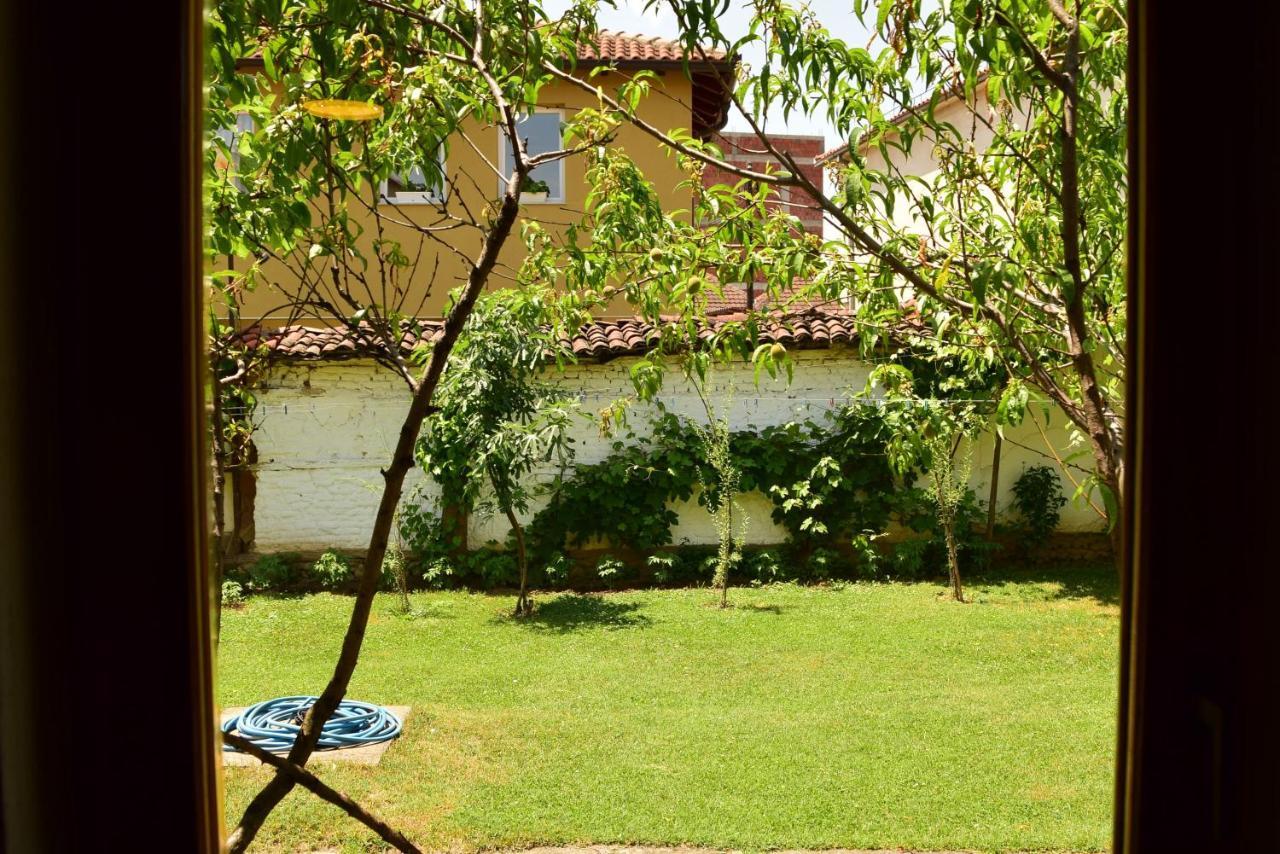 Garden Guesthouse Gjakova Eksteriør billede